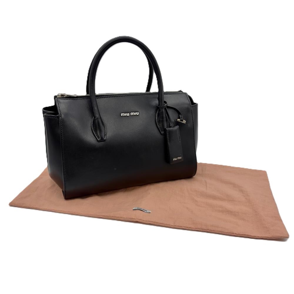 miu miu ハンドバッグ ブラック ゴールド金具 ミュウ ミュウ Miu Miu ロゴ ハンドバッグ レザー ブラック シルバー