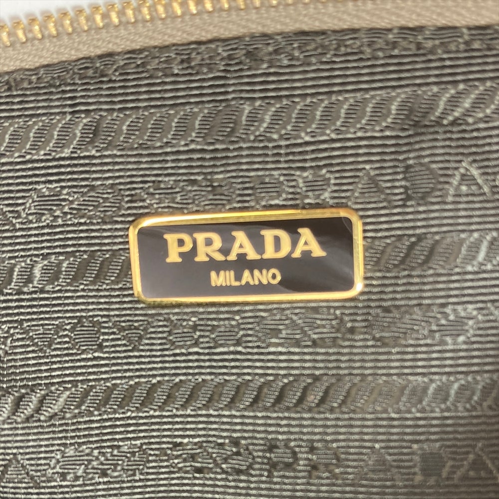 プラダ PRADA ポーチ レザー グレー ゴールド金具【中古】 | ゴールド